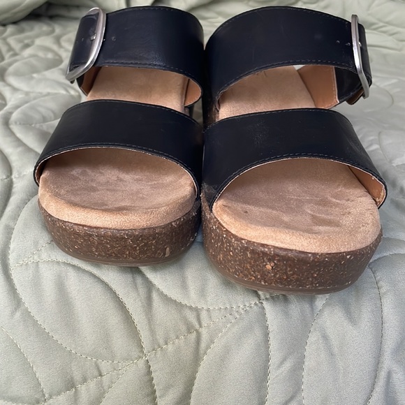 Women’s Size 9 1/2M Black Two-Strap Sandals with cork wedge bottoms - Picture 2 of 11
